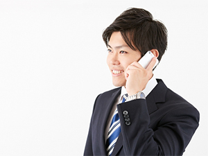 原状回復について問い合わせ電話を掛ける男性