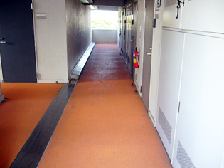 マンション共用廊下 シート貼替　BEFORE